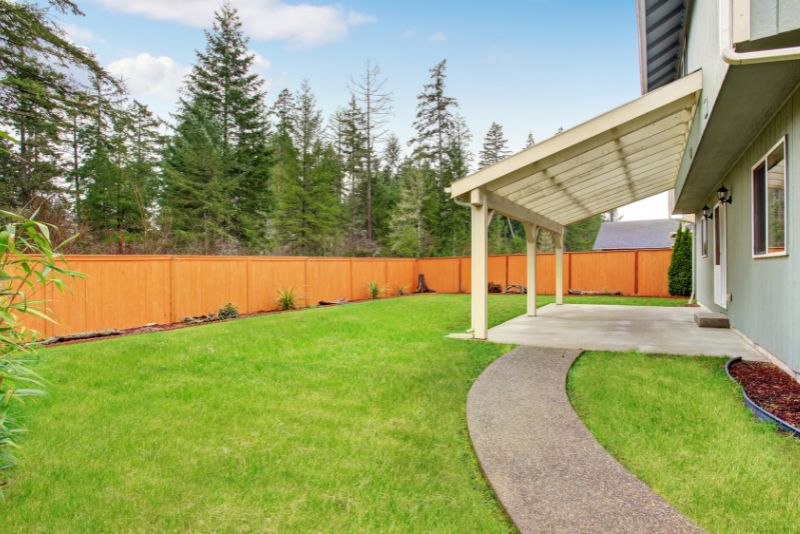 patio with a roof and concrete floor